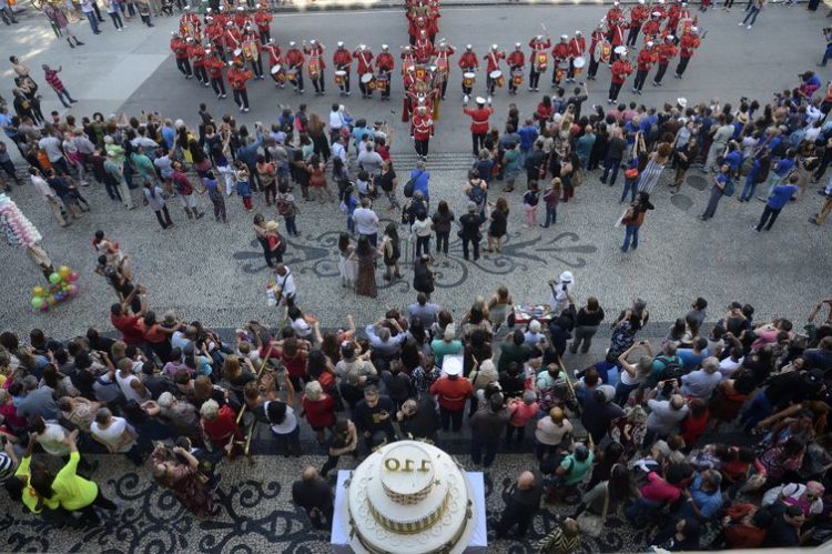 Platéia em frente ao Theatro Municipal do Rio de Janeiro