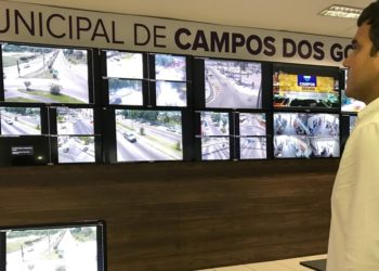 Prefeito Rafael Diniz no Centro de monitoramento de Campos