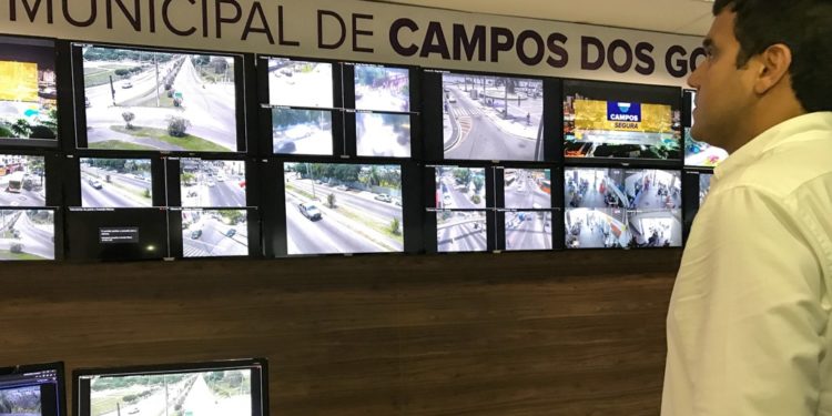 Prefeito Rafael Diniz no Centro de monitoramento de Campos