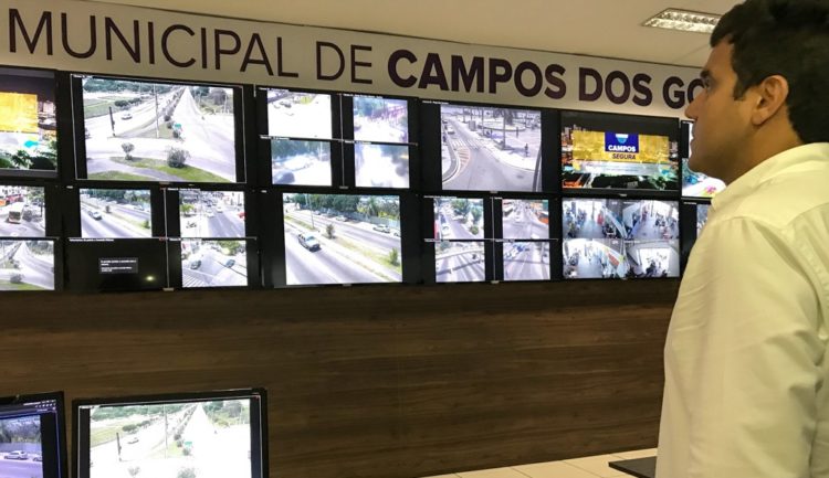 Prefeito Rafael Diniz no Centro de monitoramento de Campos