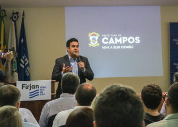 Prefeito Rafael Diniz durante cerimônia na Firjan