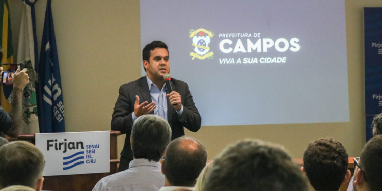 Prefeito Rafael Diniz durante cerimônia na Firjan