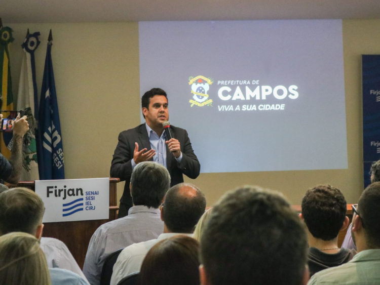 Prefeito Rafael Diniz durante cerimônia na Firjan