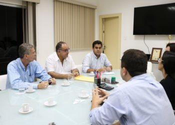 Prefeito Rafael Diniz em reunião com representantes do sindicato dos médicos de Campos