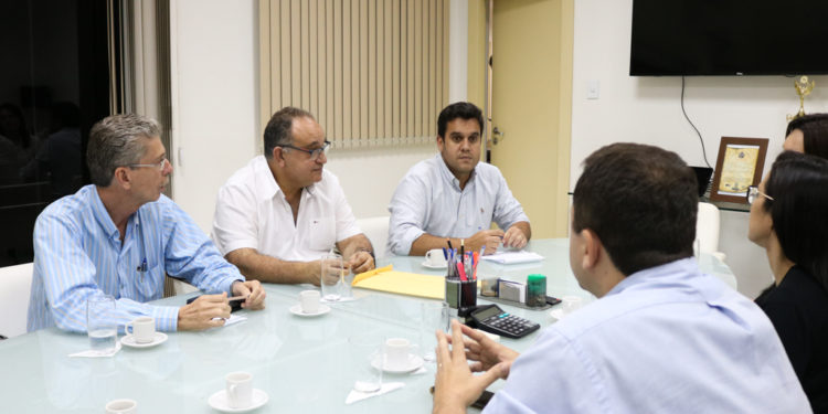 Prefeito Rafael Diniz em reunião com representantes do sindicato dos médicos de Campos