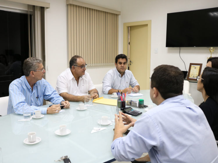 Prefeito Rafael Diniz em reunião com representantes do sindicato dos médicos de Campos