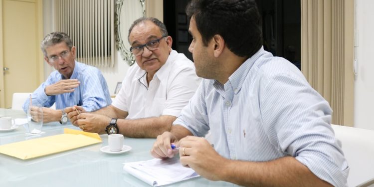 Presidente do Sindicato dos Médicos e o prefeito Rafael Diniz