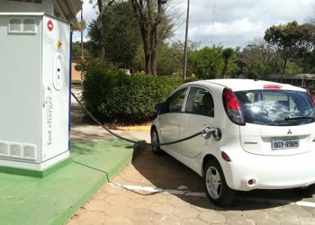 Carro elétrico recarregando a bateria
