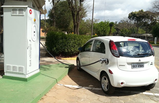 Carro elétrico recarregando a bateria