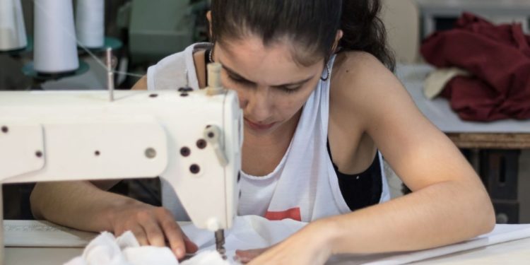 Curso de costura solidária da Associação Bem Faz Bem