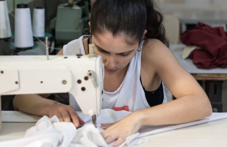 Curso de costura solidária da Associação Bem Faz Bem