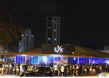 Público na fila para entrar na Boate Luxx Club Campos