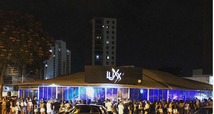 Público na fila para entrar na Boate Luxx Club Campos