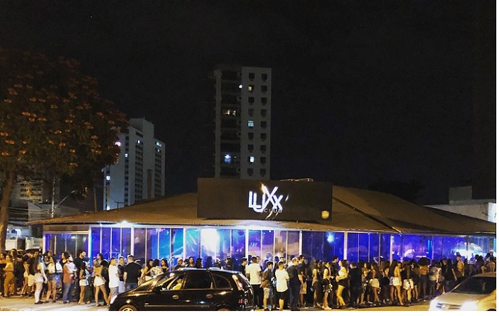 Público na fila para entrar na Boate Luxx Club Campos