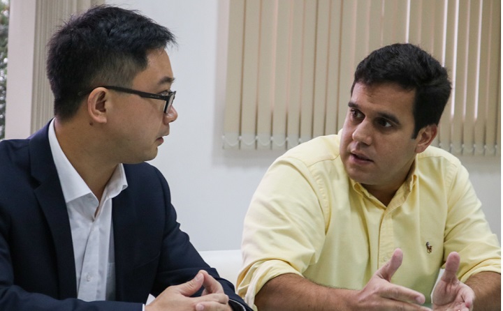Rafael Diniz recebendo comitiva de empresários chineses