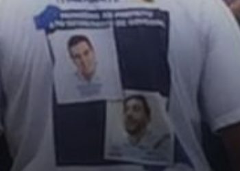 Homem veste camisa com foto de prefeito em inauguração oficial