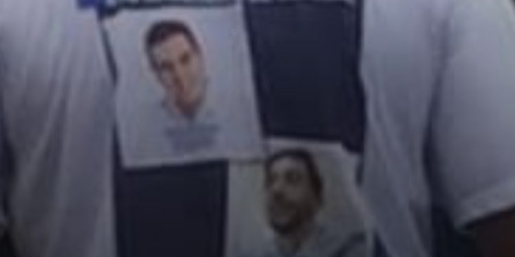 Homem veste camisa com foto de prefeito em inauguração oficial