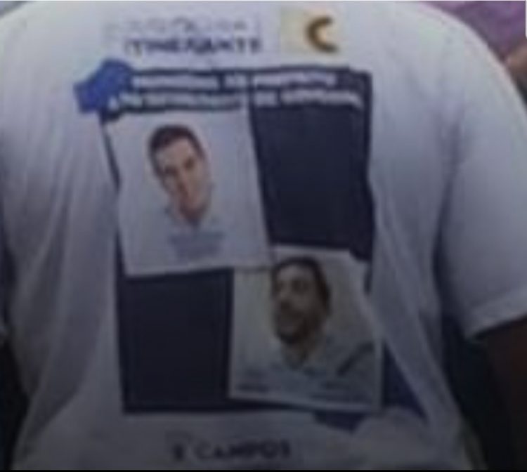 Homem veste camisa com foto de prefeito em inauguração oficial