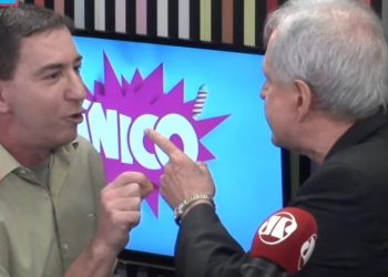Augusto Nunes em ato de agressão