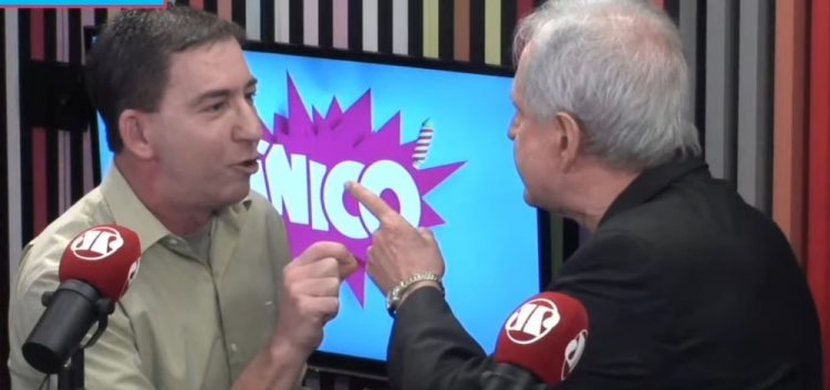 Augusto Nunes em ato de agressão