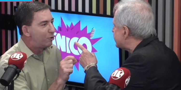 Augusto Nunes em ato de agressão