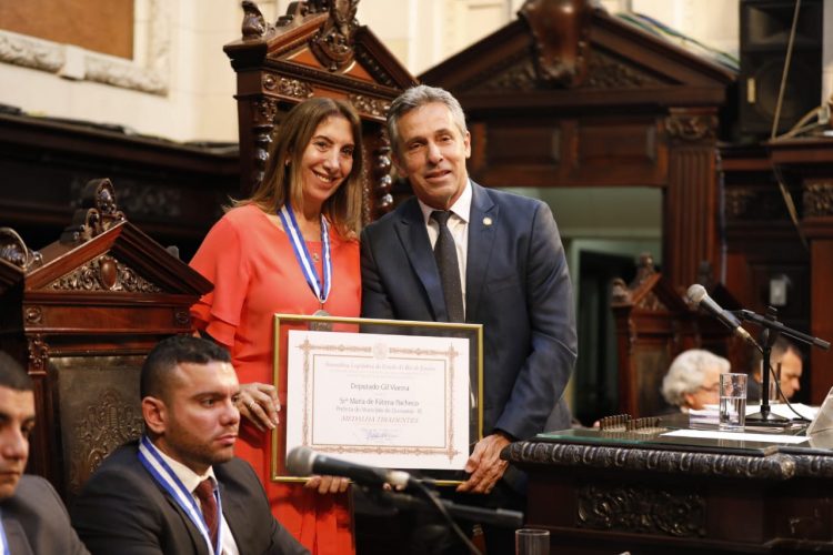 Fátima Pacheco recebe Medalha Tiradentes