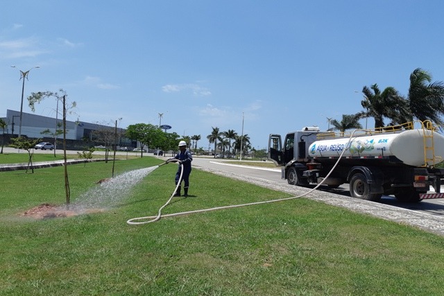 Macaé utiliza água de reuso para regar jardins
