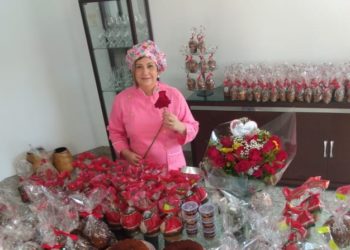 Rosinha Garotinho fabricando panetones