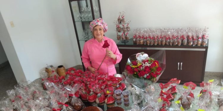 Rosinha Garotinho fabricando panetones