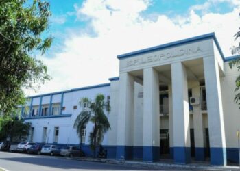 Licitação da Educação em Campos é suspensa após impugnação e denúncia ao TCE-RJ; modelo levanta suspeitas sobre terceirização massiva