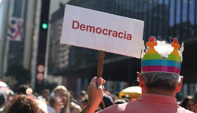 Pesquisa Datafolha democracia x ditadura