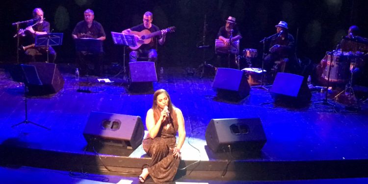 Cantora Eliane Faria
