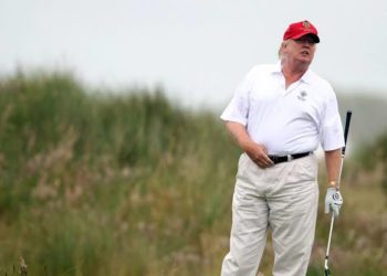 Donald Trump jogando golfe