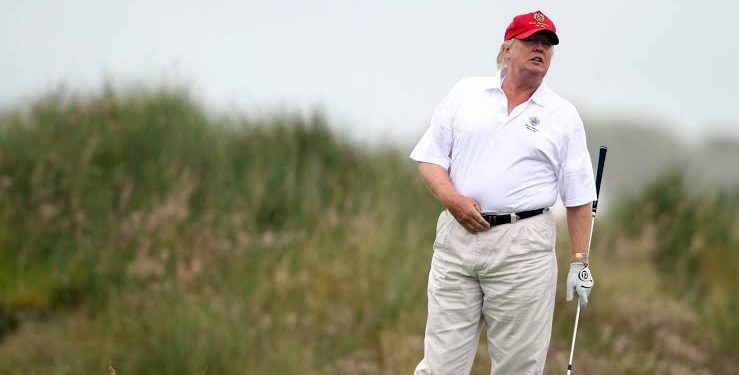 Donald Trump jogando golfe