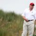 Donald Trump jogando golfe