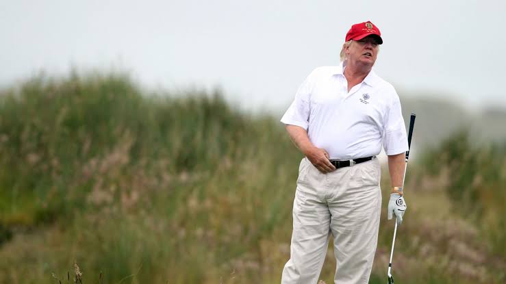 Donald Trump jogando golfe