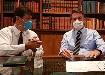Bolsonaro e o ministro da Saúde de máscara