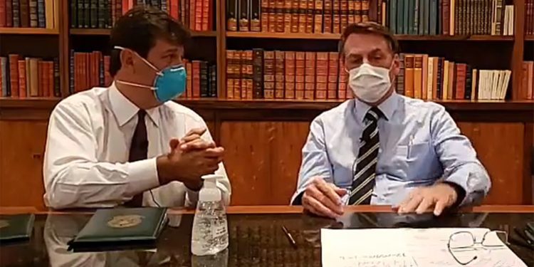 Bolsonaro e o ministro da Saúde de máscara