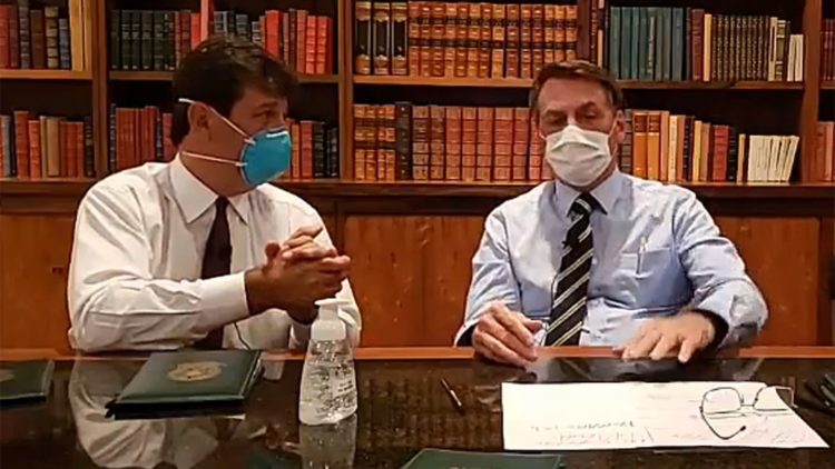 Bolsonaro e o ministro da Saúde de máscara