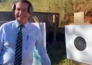 Bolsonaro praticando tiros