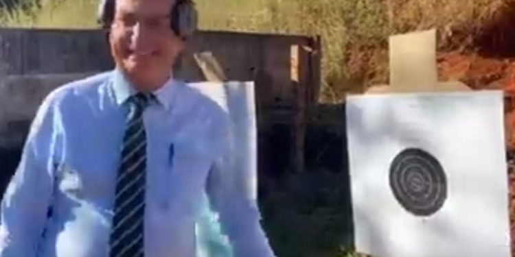 Bolsonaro praticando tiros