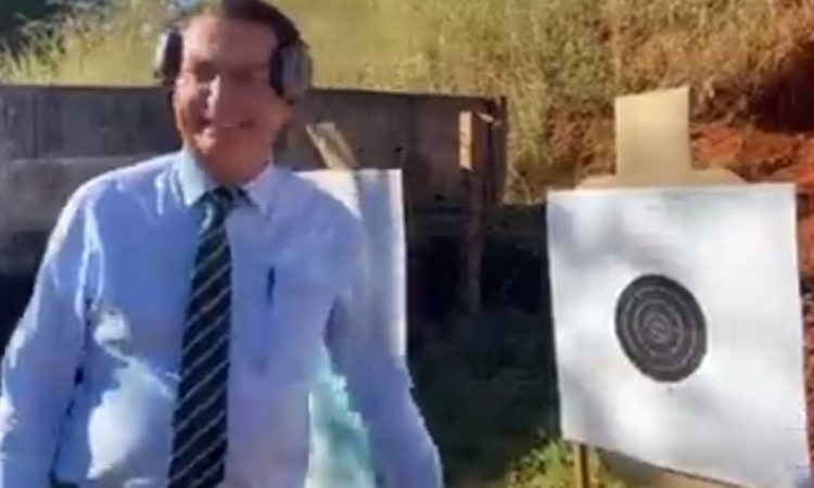 Bolsonaro praticando tiros