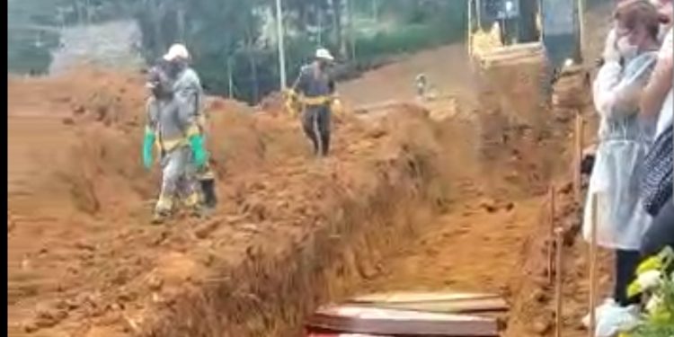 Enterro de vítimas da Covid-19 em Manaus