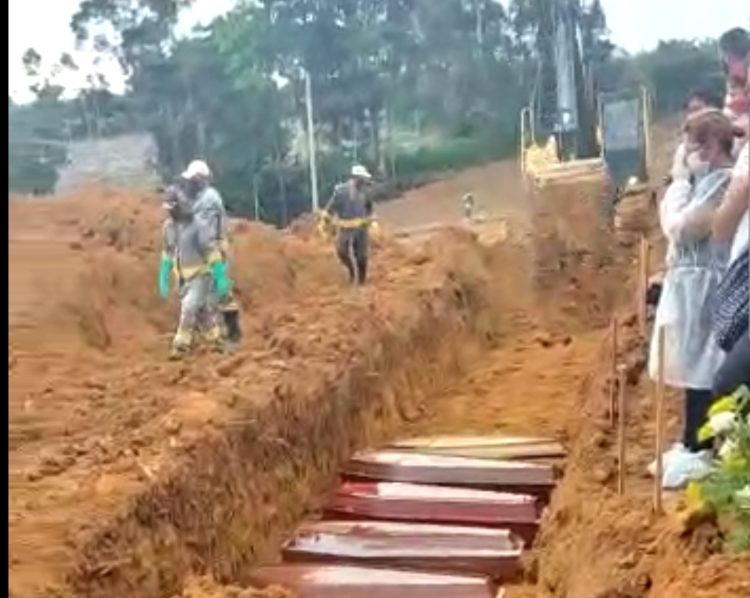 Enterro de vítimas da Covid-19 em Manaus
