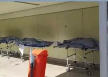 Corpos em macas do Hospital Lourenço Jorge, no RJ