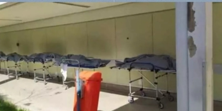 Corpos em macas do Hospital Lourenço Jorge, no RJ
