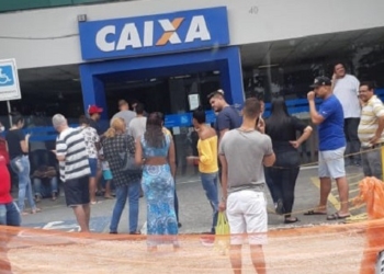 Fila na porta da Caixa Econômica Federal