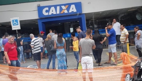 Fila na porta da Caixa Econômica Federal