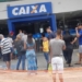 Fila na porta da Caixa Econômica Federal