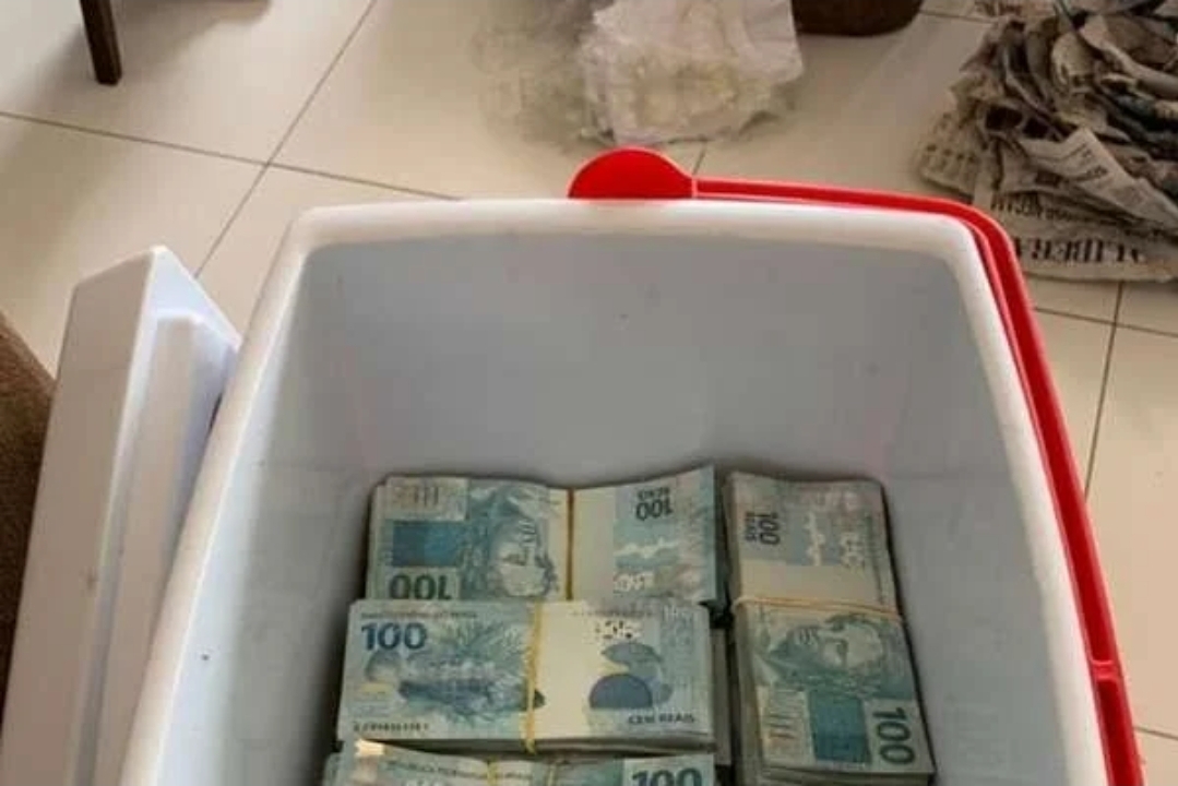 Dinheiro escondido em Caixa Termica